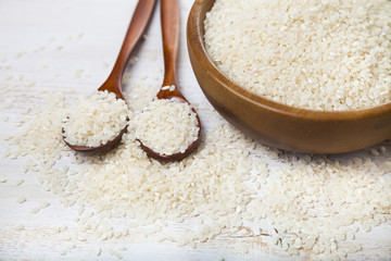 Obraz na płótnie Canvas Raw rice in a bowl