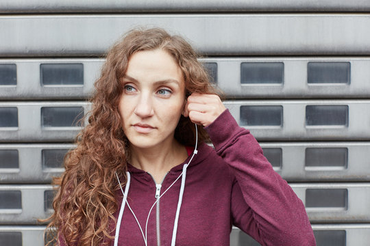 Sportlicher Teenager mit Kopfh&ouml;rer