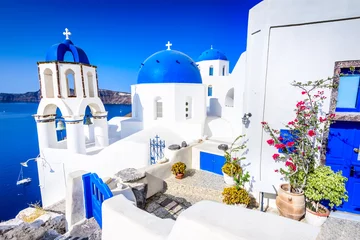 Rolgordijnen Oia, Santorini, Griekenland - Blauwe kerk en caldera © ecstk22