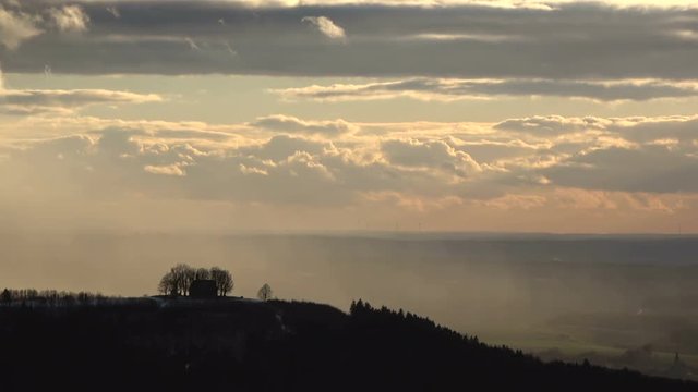 St. Veit-Kapelle auf dem Arnsberg bei Ebensfeld mit Lindenhain, Oberfranken, 4K