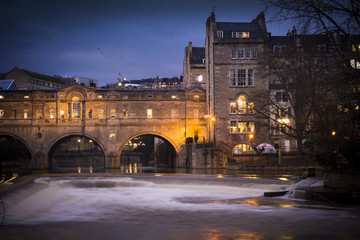 Fototapeta na wymiar Pulteney Bridge by night in the city of Bath