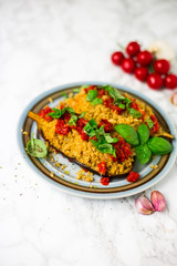 Gefüllte Aubergine mit Bulgurweizen im Tomatenbett