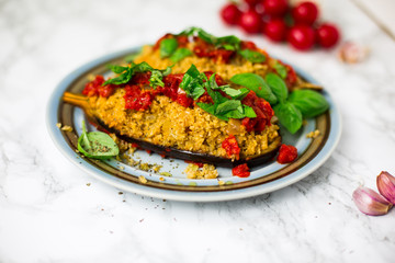 Gefüllte Aubergine mit Bulgurweizen im Tomatenbett