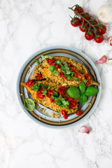 Gefüllte Aubergine mit Bulgurweizen im Tomatenbett