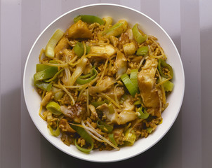 Reispfane asiatisch mit Hähnchen,Sprossen und Lauch