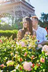Naklejka premium Romantic couple near the Eiffel tower in Paris