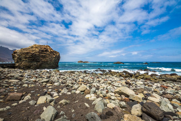 Die steinige K&uuml;ste bei Almaciga im Norden der Kanareninsel Teneriffa