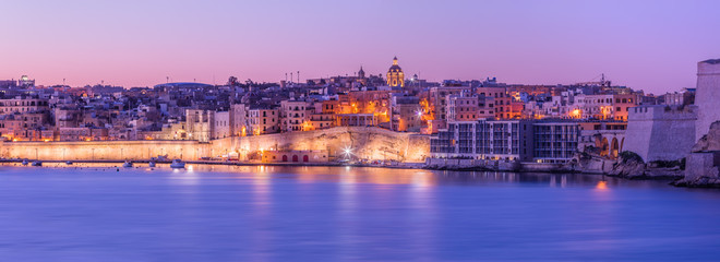 Naklejka premium Malta Valletta Kalkara Birgu Rinella Bay XXL Panorama, Morninglight blue hour mood moody sky sunrise sundown sunset purple sky large format panoramic view wide angle katalogfoto the three cities coast