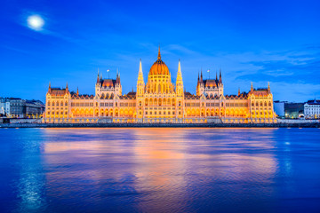 Fototapeta premium Budapest, Hungary - Hungarian Parliament Building and Danube River