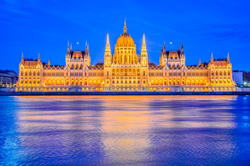 Fototapeta premium Budapest, Hungary - Hungarian Parliament Building and Danube River