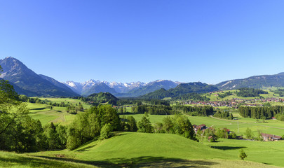 wolkenloser Frühlingsmorgen im Oberallgäu