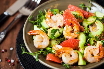 Foto op Plexiglas Delicious fresh salad with prawns, grapefruit, avocado, cucumber © kate_smirnova