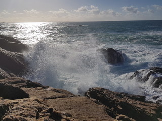Mer agitée les vagues sur les falaises