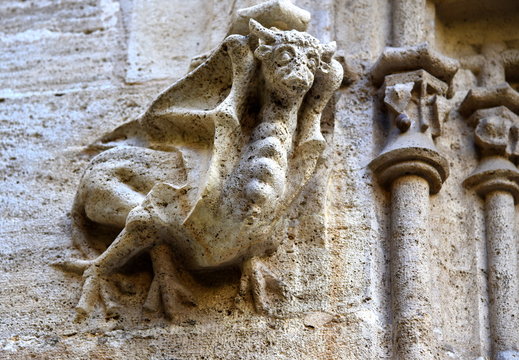 Skulptur aus Stein an der Fassade der Seidenb&ouml;rse (Lonja de la Seda)