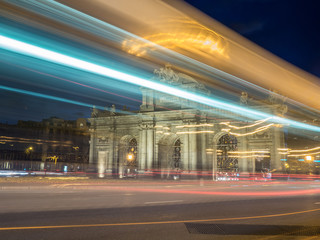 Puerta de Alcal&aacute; y los trazos de luz de los coches