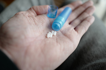 homéopathie dans la main