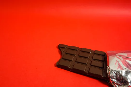 かじった痕のある板チョコレート 赤色背景 Stock Photo Adobe Stock かじった痕のある板チョコレート 赤色背景 Stock Photo Adobe Stock
