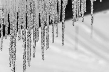 Eiszapfen hängen wie Nadeln spitz nach unten