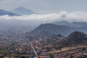 Blick auf die kanarische Stadt Las Mercedes im Anagagebirge
