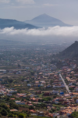 Blick auf die Stadt Las Mercedes und den Vulkan Teide auf Teneriffa
