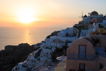 Fototapeta premium villaggio di Oia al tramonto - isola di Santorini, Grecia