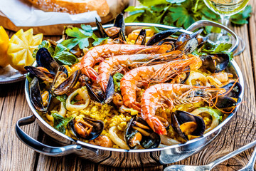  Frische Paella mit Meeresfrüchten