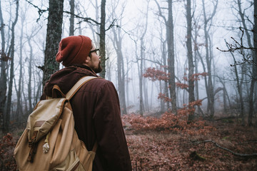 Obraz premium man walking on a dark path through a spooky forest