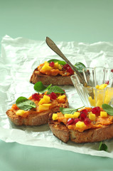 Crostini mit Süßkartoffelmus, Mango, chinesischem Babyspinat und Granatapfelkernen