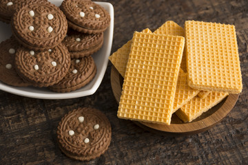 Chocolate cookies with vanilla cream
