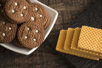 Chocolate cookies with vanilla cream

