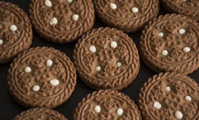 Chocolate cookies with vanilla cream
