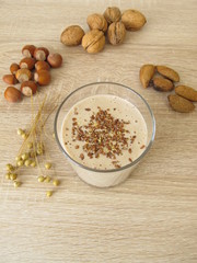 Selbst gemachter Low Carb Protein Drink mit Nussmehl und Leinsamen