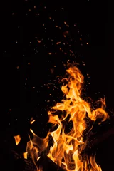 Crédence de cuisine en verre imprimé Flamme fire spark fire black background