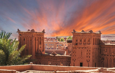 Rues étroites de la Kasbah Ait Ben Haddou dans le désert au coucher du soleil, Maroc