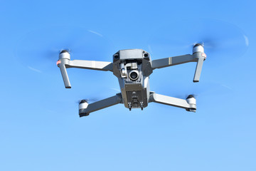 青空背景のドローン
