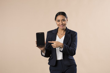 jeune femme en tenue classique montre une tablette