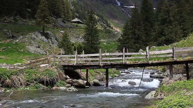 Bach flie&szlig;t unter einer alten Holzbr&uuml;cke, Rum&auml;nien, Siebenb&uuml;rgen, Karparten