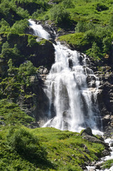 Fototapeta na wymiar Покрытые растительностью склоны гор и Имеретинский водопад