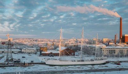 Fototapete Mittel Europa frozen river Aura in Turku, Finland  © xan844