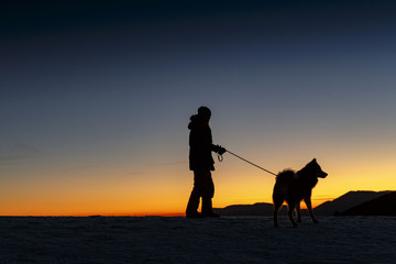 Hombre y perro en la nieve