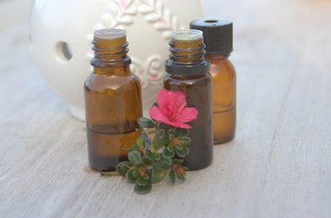 flacons d'huile essentielle d'azalée