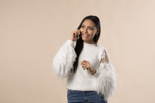 Jeune femme souriante parle au telephone