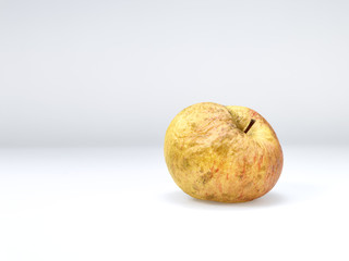 Alter Apfel mit runzeliger Schale