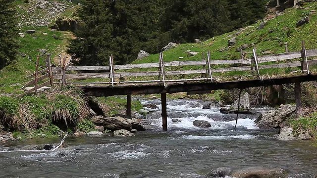 Bach flie&szlig;t unter einer alten Holzbr&uuml;cke, Rum&auml;nien, Siebenb&uuml;rgen, Karparten