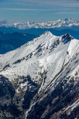 Verschneite Gipfelwelt in den österreichischen Alpen