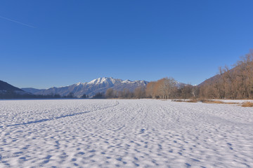Prato innevato in inverno con vista sulle montagne