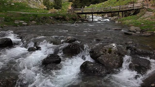 Bach flie&szlig;t unter einer alten Holzbr&uuml;cke, Rum&auml;nien, Siebenb&uuml;rgen, Karparten