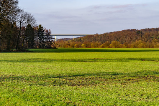 Blick &uuml;ber die Ruhraue bei Mintard zur Ruhrtalbr&uuml;cke, Deutschland