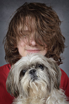 jeune adolescent gar&ccedil;on cheveux longs avec chien Shih Tzu
