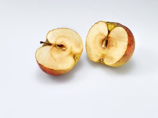 Naklejka na ściany i meble Alter zerschnittener Apfel mit runzeliger Schale